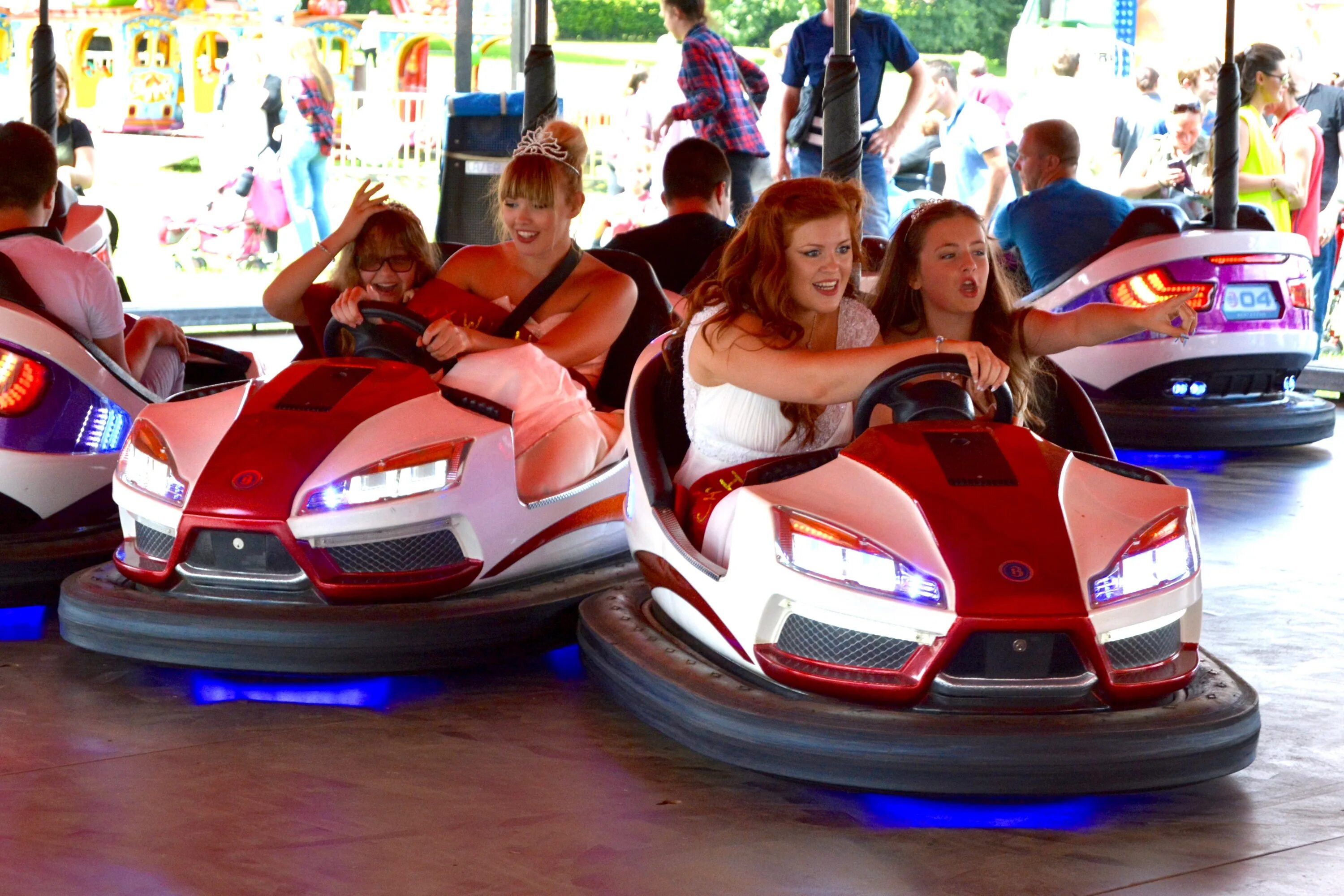 Dodgems аттракцион. Dodgem cars в парке аттракционов. Bumper car. Dodgems перевод. Translate cars