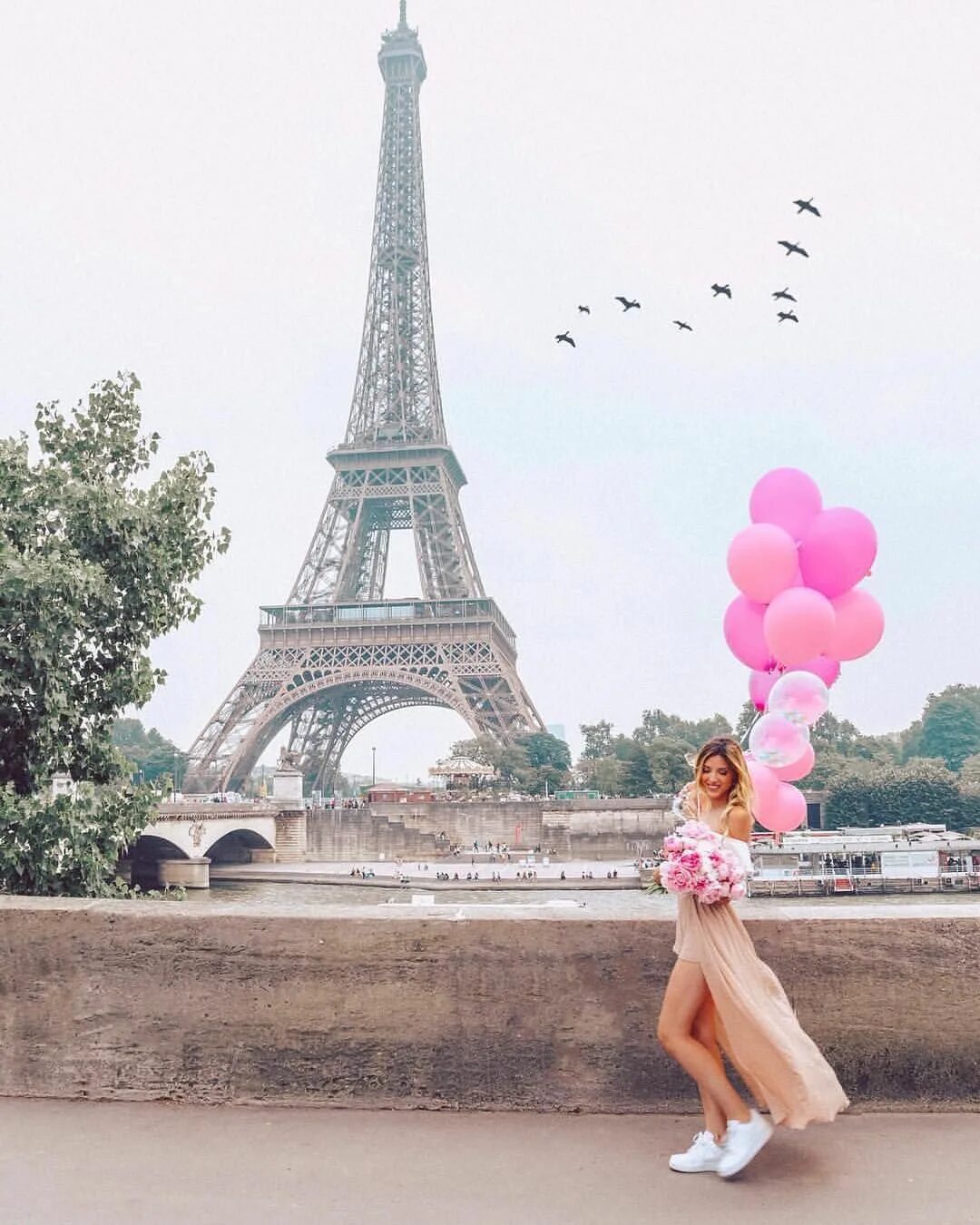 Шарами парижа. «Девушка в Париже». Девушка и Эйфелева башня. Эйфелева башня и девушка с шарами. Эйфелева башня с шарами.