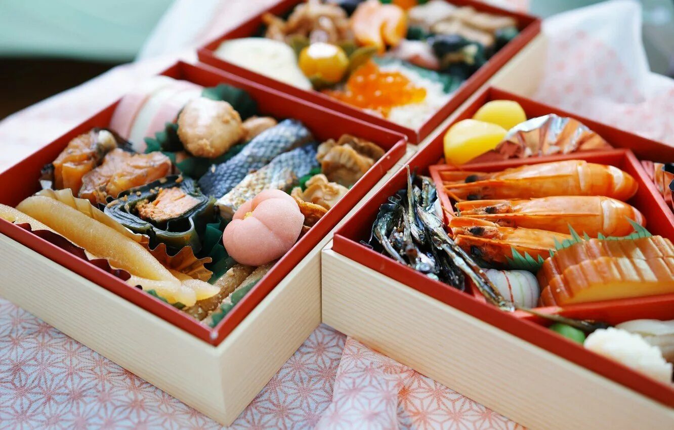 Купить новую еду. Японская кухня Бенто. Бенто с рыбой. Японская кухня морепродукты. Морепродукты в Японии.