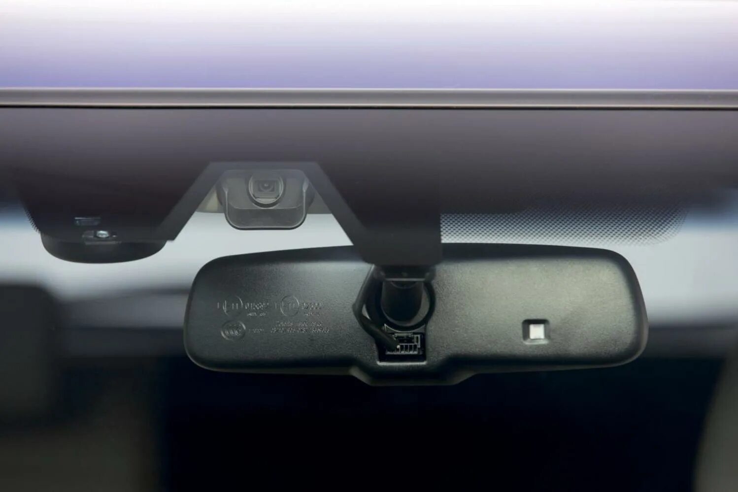 Где стоит датчик дождя. Датчик света лобовом стекле камри 40. Ланцер 10 датчик света. Датчик света ix35. Лобовое стекло под датчик дождя на мерседес 140.