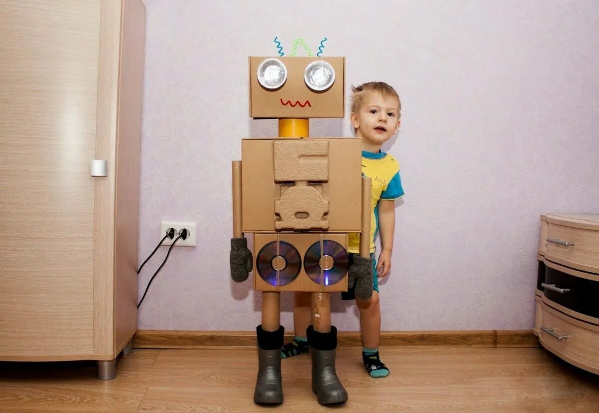 Сделай домашний робот. Роборот из картонных коробок. робот поделка в детский сад. картонный робот. робот из картона для детей.