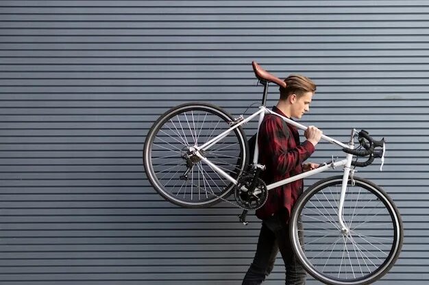 Broken bike. Несет велосипед. Сломанный велосипед. Мужчина несет велосипед. Велосипедист на стене.