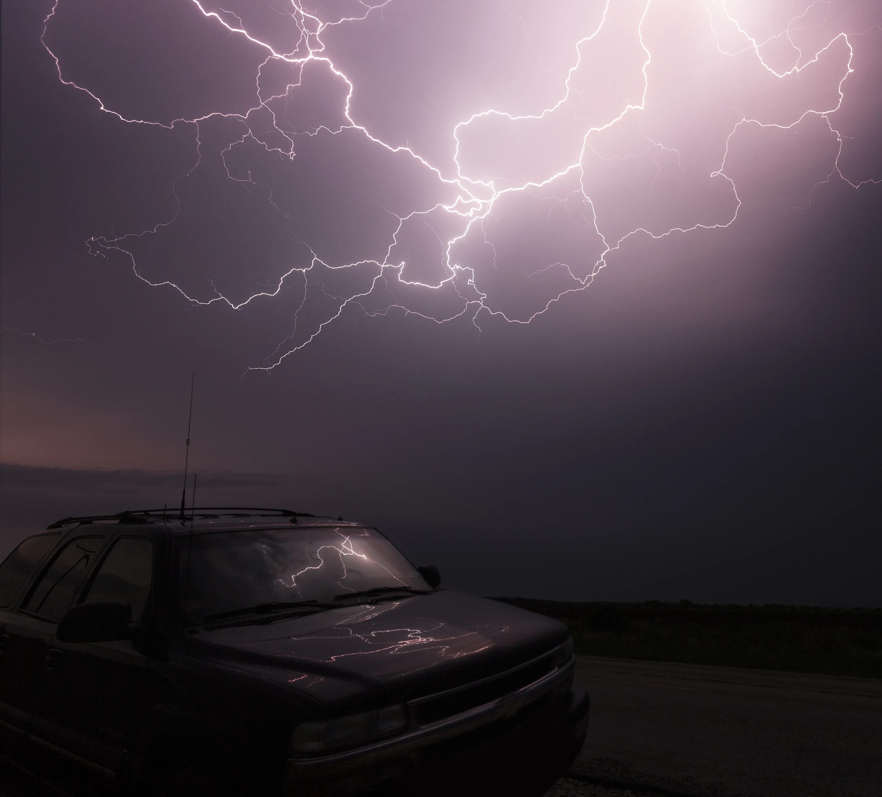 Storm Chaser Lightning. Гроза в автомобиле. Автомобиль с молнией. Гром и молния.