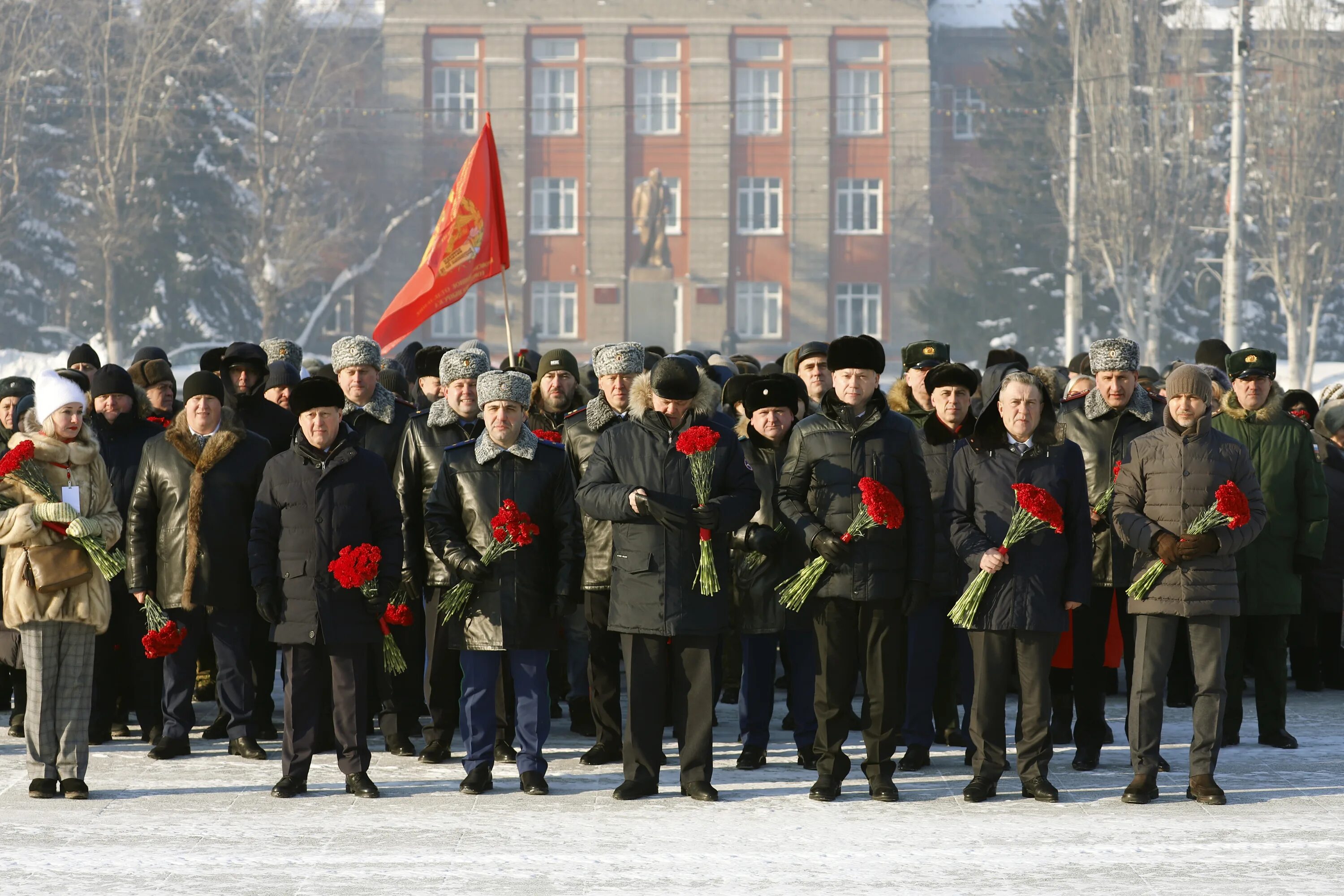 Рубеж 80 лет. Новосибирские войска. 80 Лет Сталинградской битвы. Возложение цветов к памятнику. 2 Февраля фото.