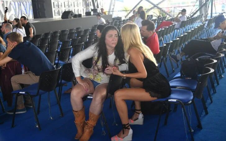 Милявская без комплексов. Лолита милявская без комплексов. 57-летняя лолита милявская. Милявская без комплексов. Лолита милявская наряды.