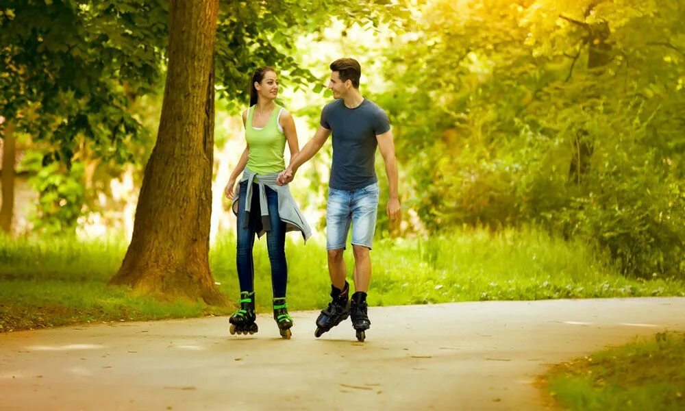 Прогулка в парке. Пара гуляет в парке. Парень и девушка гуляют в парке. Прогулки на свежем воздухе. Ролики реально с разговором
