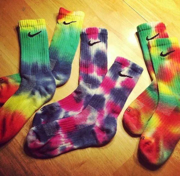 Носки Nike Tie Dye. Nike Tie Dye Socks. Носки градиент Nike. Носки Nike разноцветные.