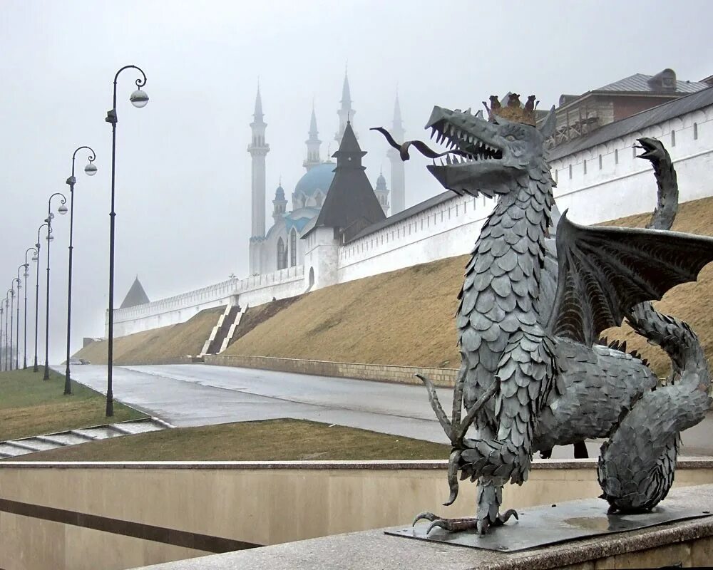 Дракон зилант. Дракон Зилант Казань. Казанский Кремль Зилант. Зилант Казань памятник. Зилант символ Казани.