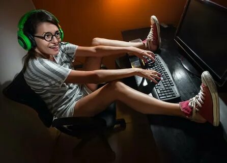 Девушка играет в игры с парнем