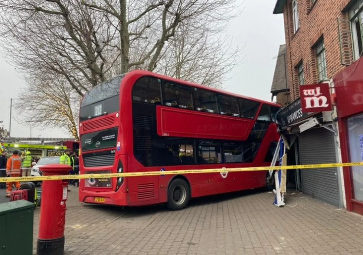 Double decker bus crashes into us. Российские двухэтажные автобусы. Ред дабл деккер бас. На северо-востоке лондона двухэтажный автобус врезался в здание. Авария автобусов в лондоне.