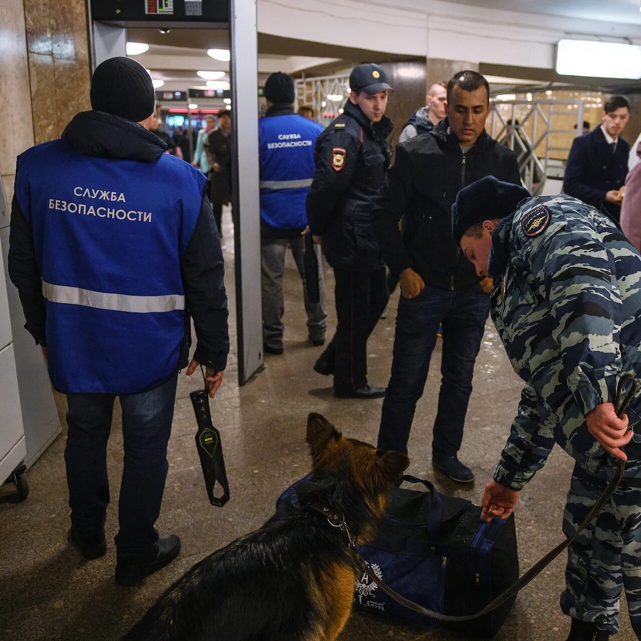 Инспектор безопасности в метрополитене. ГБР Московского метрополитена. Охрана Московского метрополитена. Служба безопасности метро. Охрана метро.