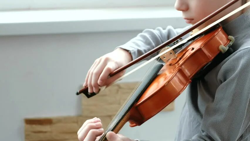 Play the Violin. Playing the Violin. Playing the Violin картинка. A boy playing the Violin. My brother played the violin