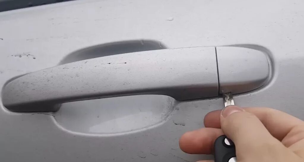 Как снять заглушку с замка двери. Подогрев личинки замка w202. Замки ручек дверей тойота аурис 2008. Замок зажигания mercedes benz w202. Заглушка динамика двери шкода октавия тур.