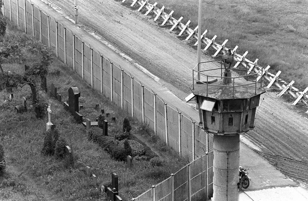 Гдр гоблин. Берлинская стена 1961. берлинская стена гдр 1961. берлинская стена (berlin wall). «берлинская стена» (berliner mauer)..