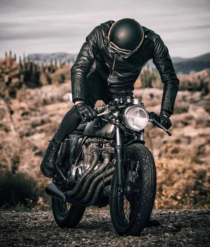 МОТОСТИЛЬ Cafe Racer. Мотоциклы в стиле кафе рейсер. Мотоэкипировка кафе рейсер. Кафе рейсер байкер.