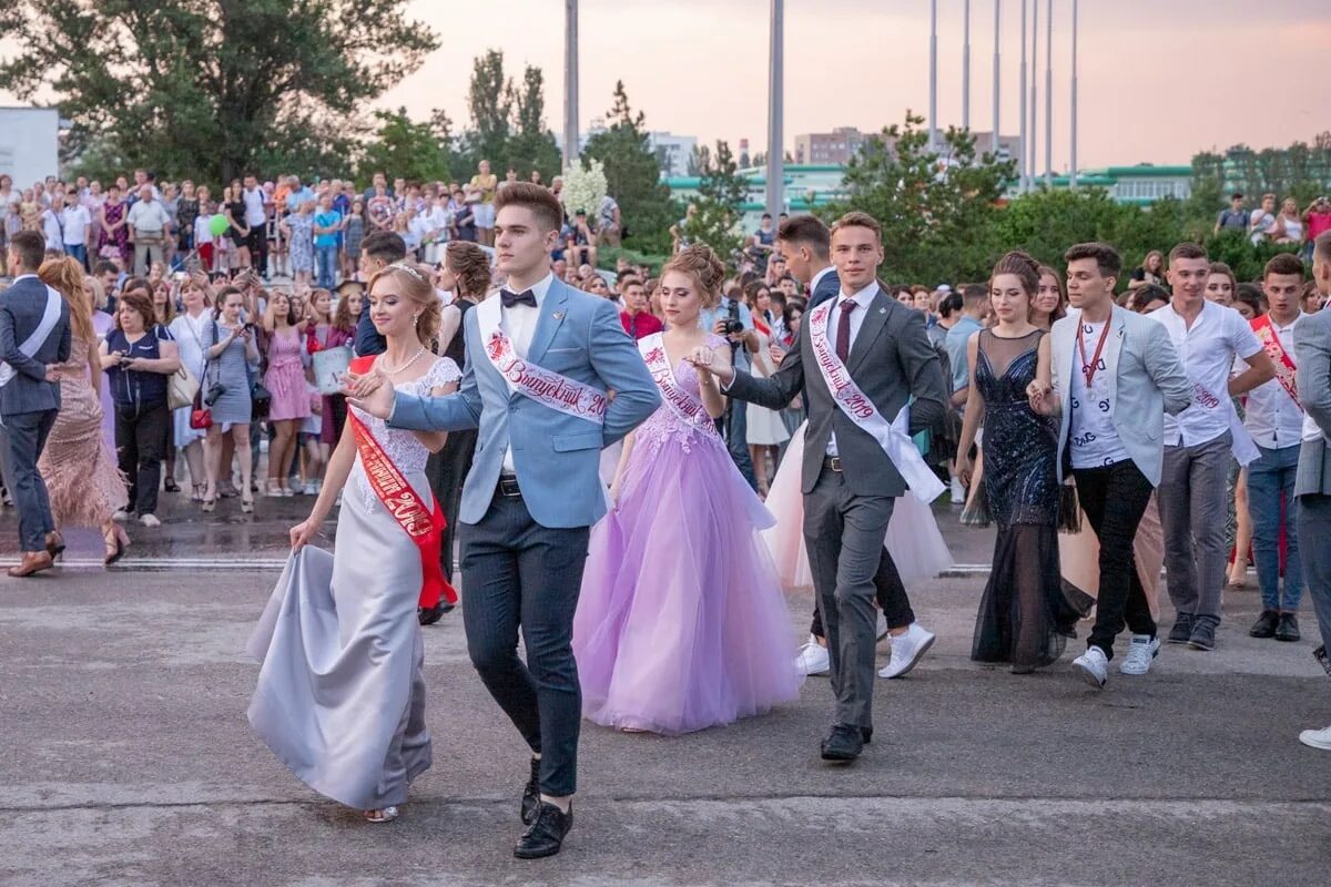 Выпускные вечера видео. Выпускной. Выпускной вечер. Выпускной вечер фотосессия. Выпускной вечер в 11 классе.