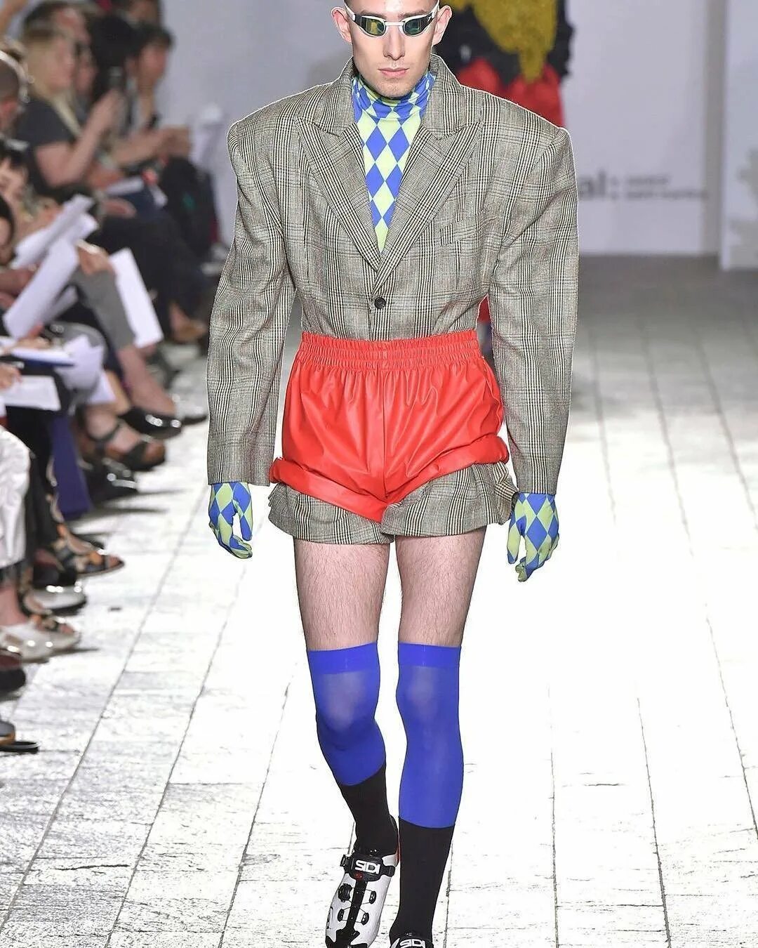 Смешные костюмы. Необычная мода. Нелепый. Высокая мода. Нелепый.