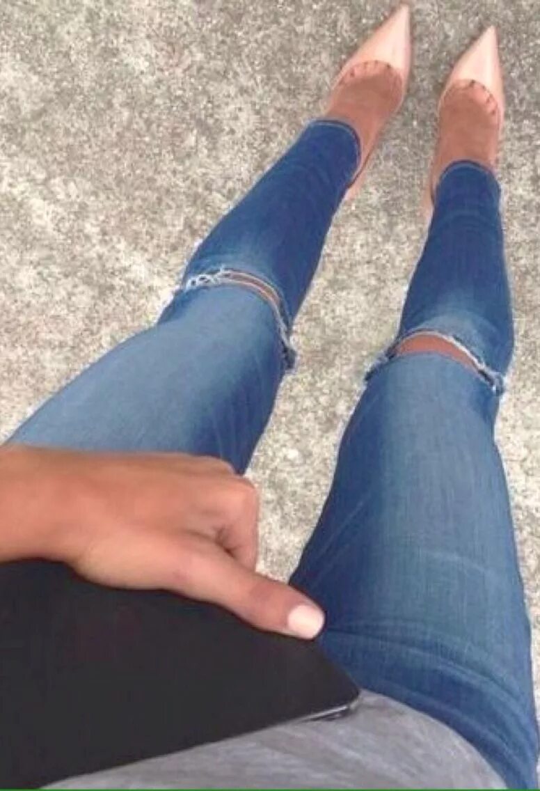 Ноги девушки в джинсах. Женские ноги в джинсах. Ножки девушек в джинсах. Ноги сверху.