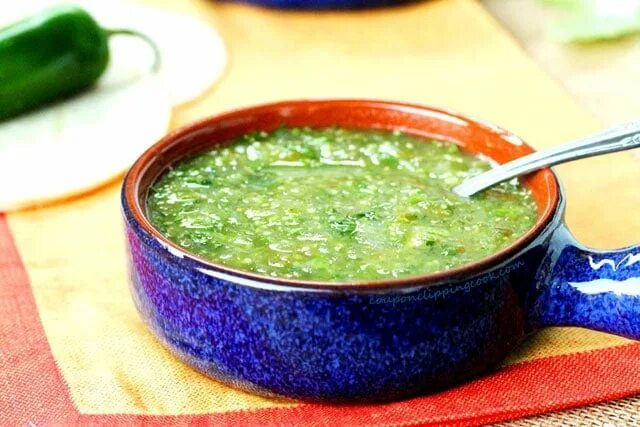 Соус сальса зеленый. Соус Salsa Verde della nonna. Зелёный соус как называется. Процесс приготовления соус сальса. Соус цукини