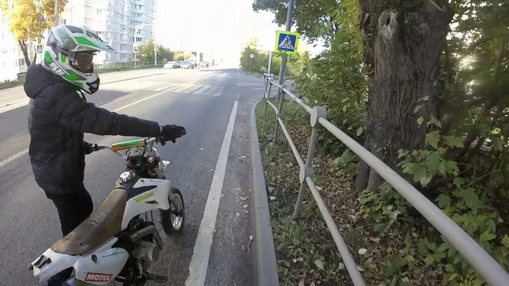 Питбайк по городу. На питбайке по городу. Езда на питбайке. Езда на питбайке по городу. Можно ли на питбайке ездить по дорогам