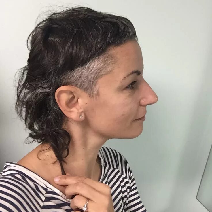 Short mullet. Маллет шуллет. mullet mohawk. маллет могавк короткий. маллет стрижка кудрявые.