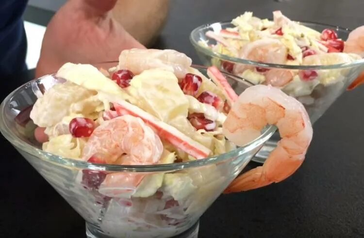 Салат с ананасом, креветками, гранатом, пекинской капусты. Салат с крабовыми палочками гранатом и пекинской капустой креветками. Салат авокадо креветки пекинская, капуста. Салат креветки с ананасом гранат. Пекинская капуста креветки ананас.