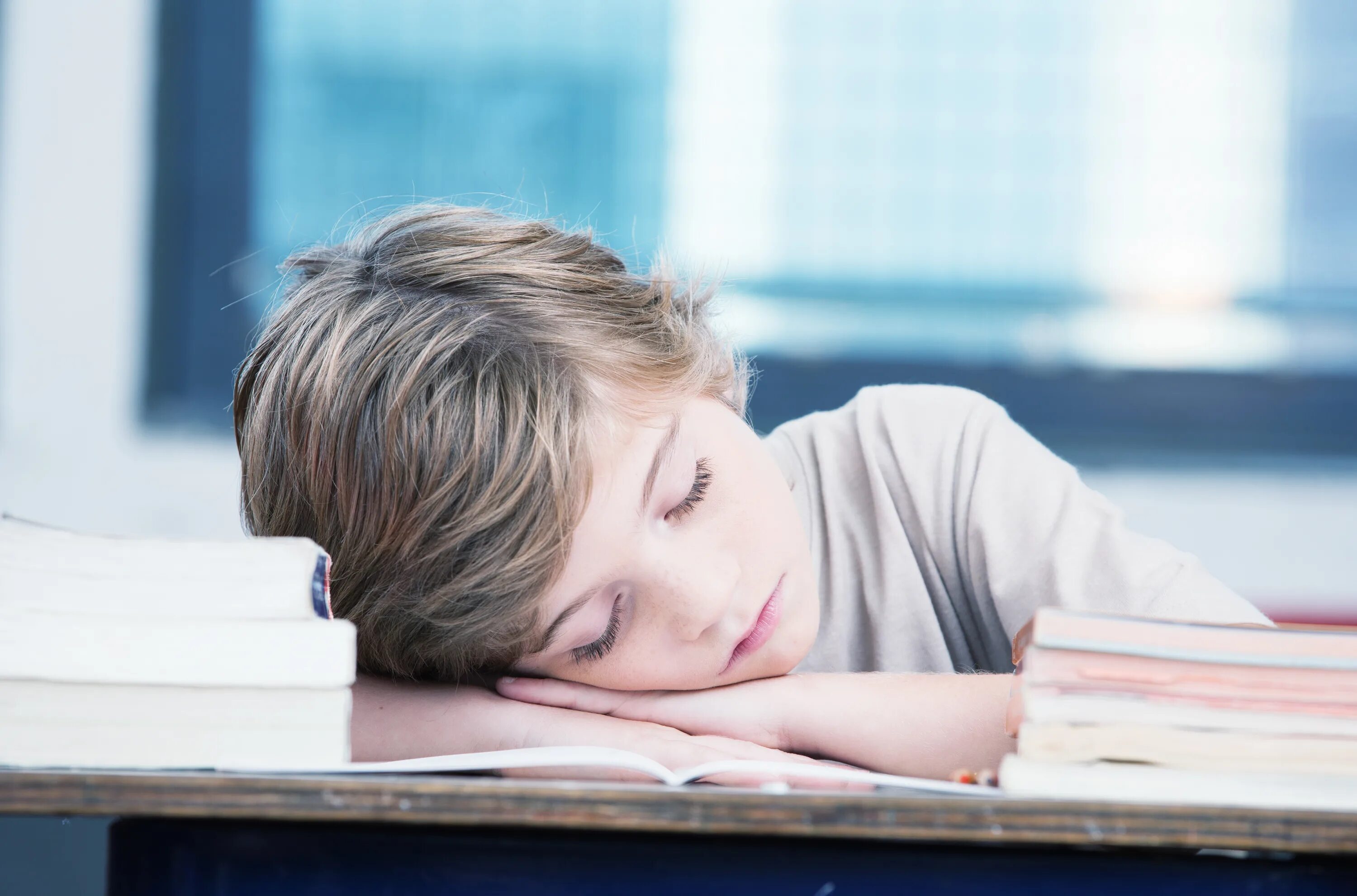 Уставший ребенок. Утомленный ребенок. Быстрая утомляемость у детей. Утомляемость ребенка в школе. Стресс переутомление ребенок.