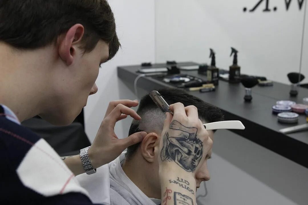 барбершоп «barber corner». зона ожидания в барбершопе. барбершоп шелтер. полтавская барбершоп. барбершоп шелтер.