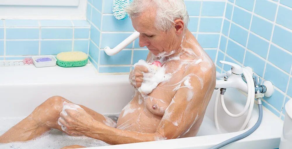 Пожилая женщина в ванной. Бабки в ванной. Подглядывание в душевой. Бабка в ванной. Бабушки в душе камера.