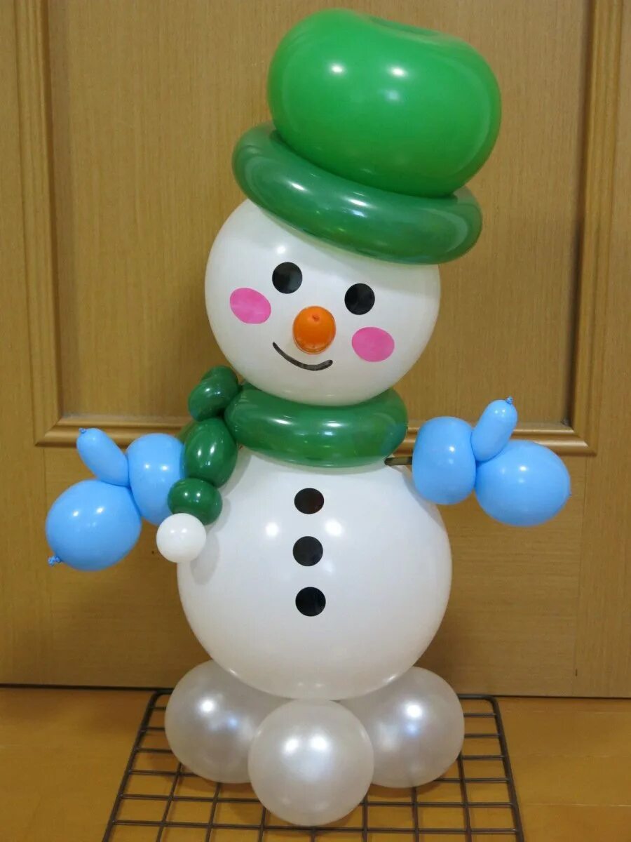Снеговик шаров. Снеговик из воздушных шаров. Снеговик из шариков воздушных. Снеговик из шаров большой. Снеговики из надувных шаров.