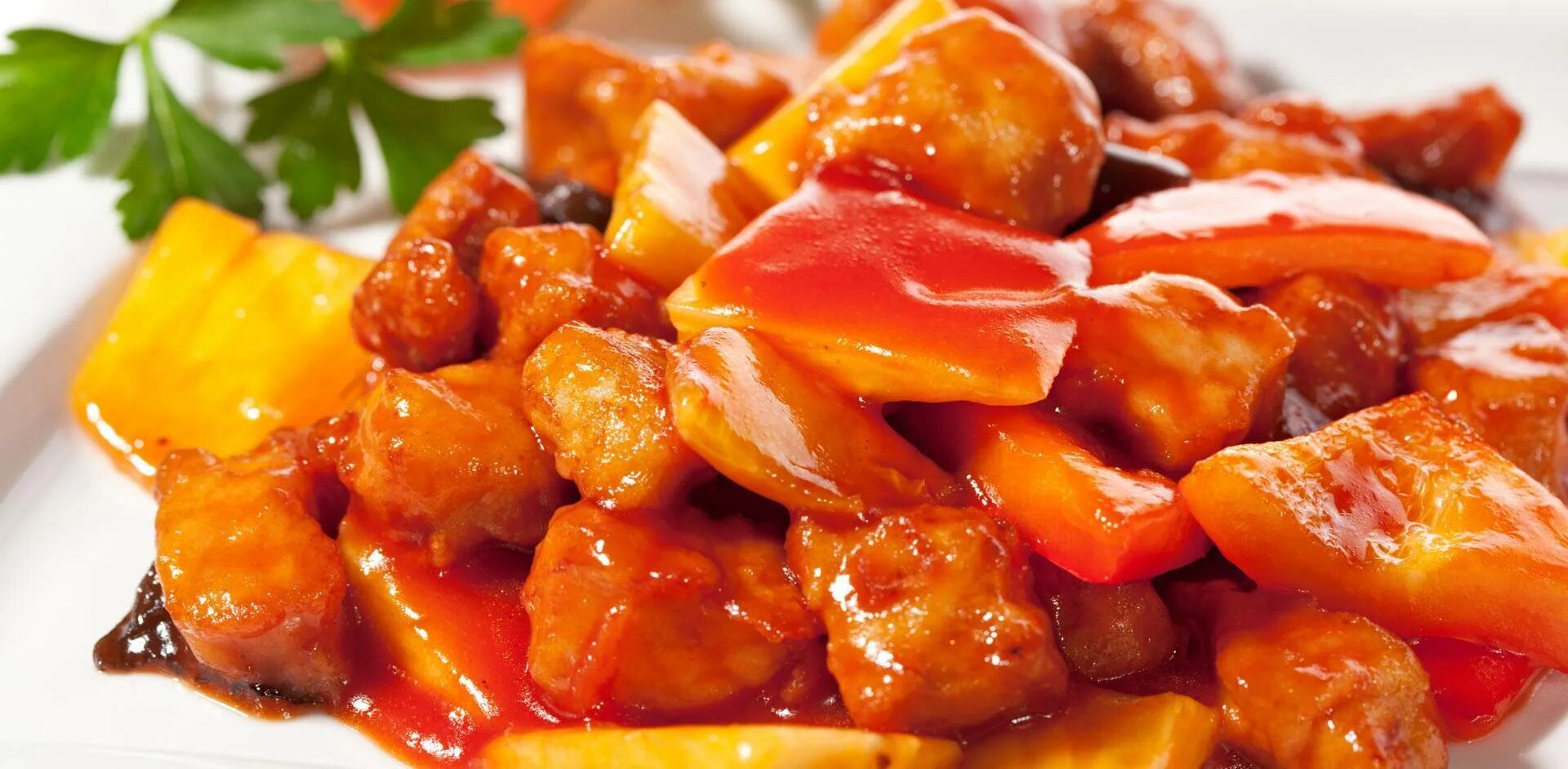 Китайское блюдо свинина в кисло сладком соусе. Мясо в кисло-сладком соусе с ананасами. Габаджоу. Габаджоу с ананасами. Свинина в кисло-сладком соусе с ананасами.