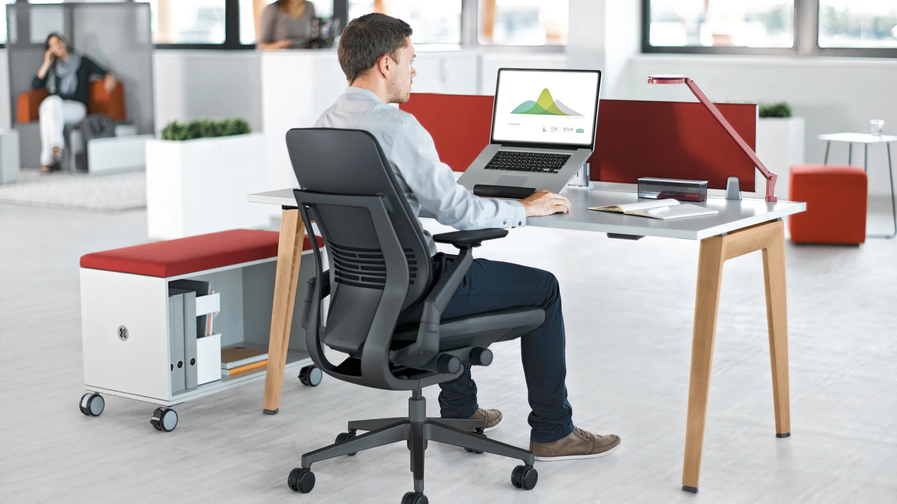 эргономичное рабочее место. комфортное рабочее место. Ergotron workfit-t, sit-stand desktop workstation. рабочее место это место где работник находится. прибывать на рабочее место.