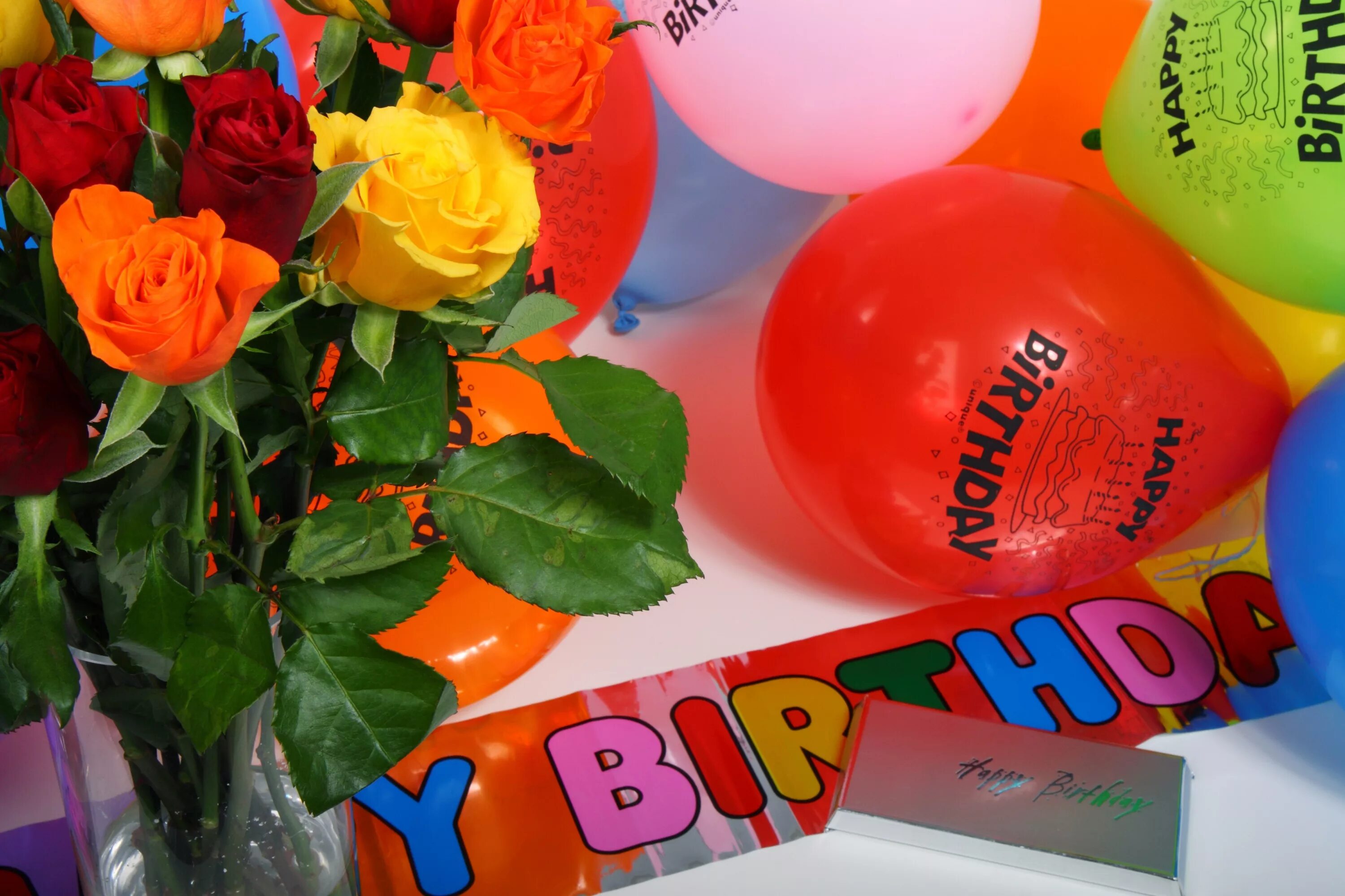 Шары открытка. С днем рождения цветы шары. Открытки с цветами и шариками. Открытки с днём рождения с шарами и цветами. Поздравление женщине с шарами