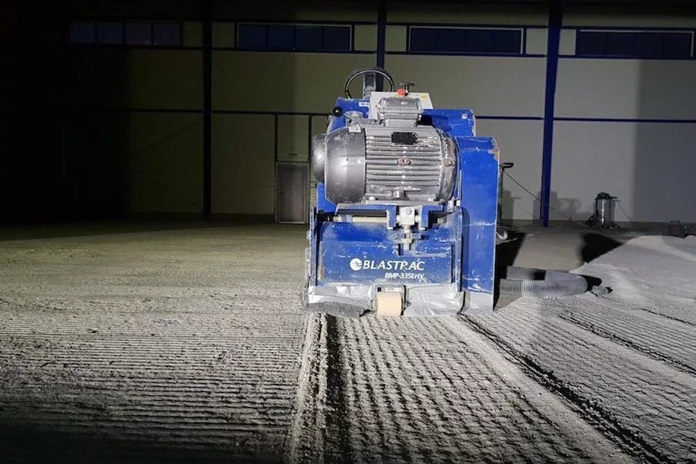 Фрезерование бетонного пола. Фрезерование бетонной поверхности. Фрезерная машина для бетона. Фрезеровальная машина со-410. Фрезеровка бетона.