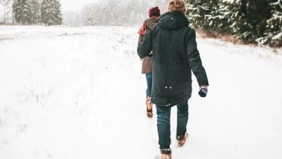 Парень с девушкой зимой со спины. Парень спиной снег. Зимняя романтика. Парень с девушкой зимой. Парень с девушкой зимой со спины.