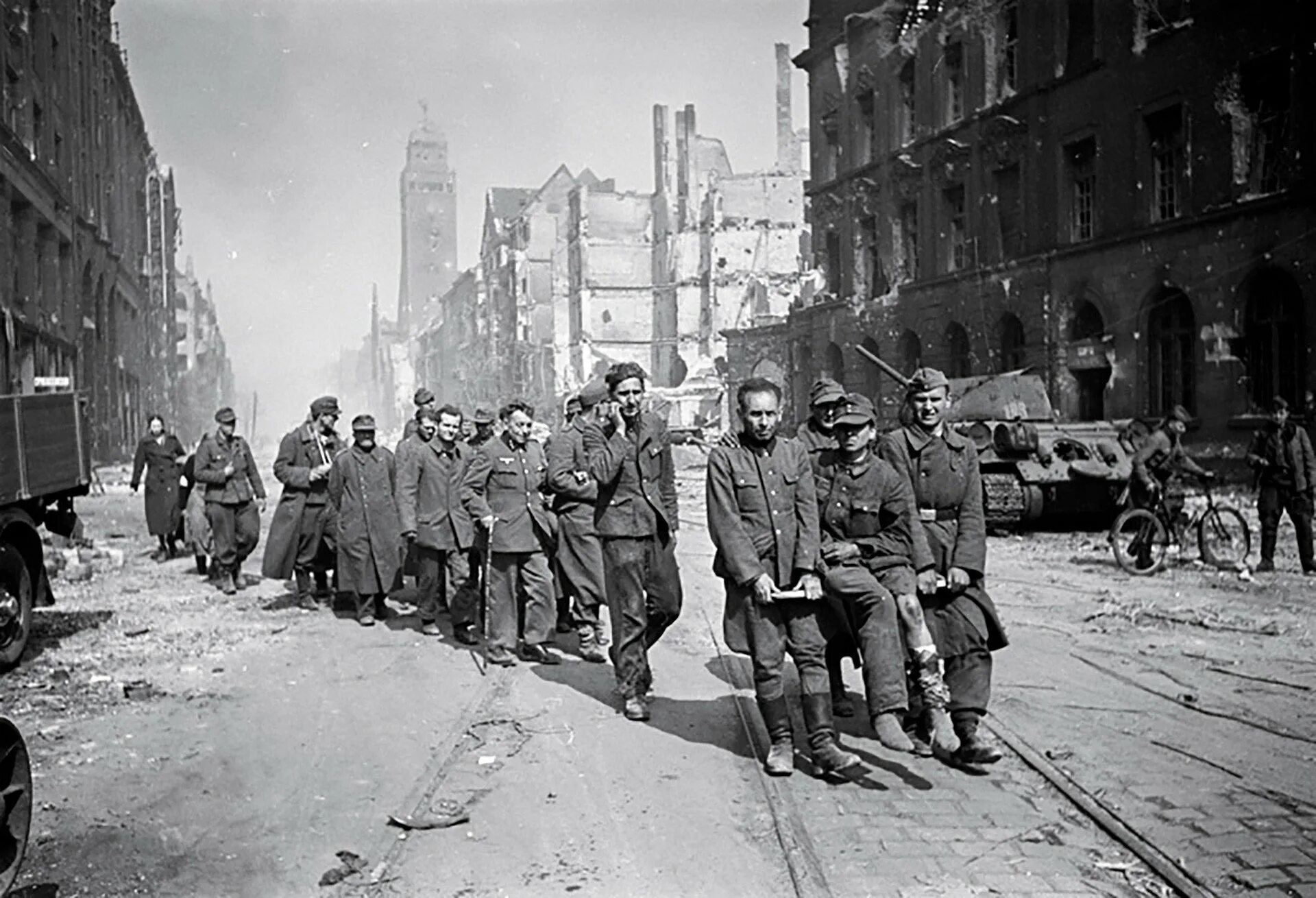 Старое окружение. Немецкие военнопленные в Германии 1945. Захваченный Берлин 1945.