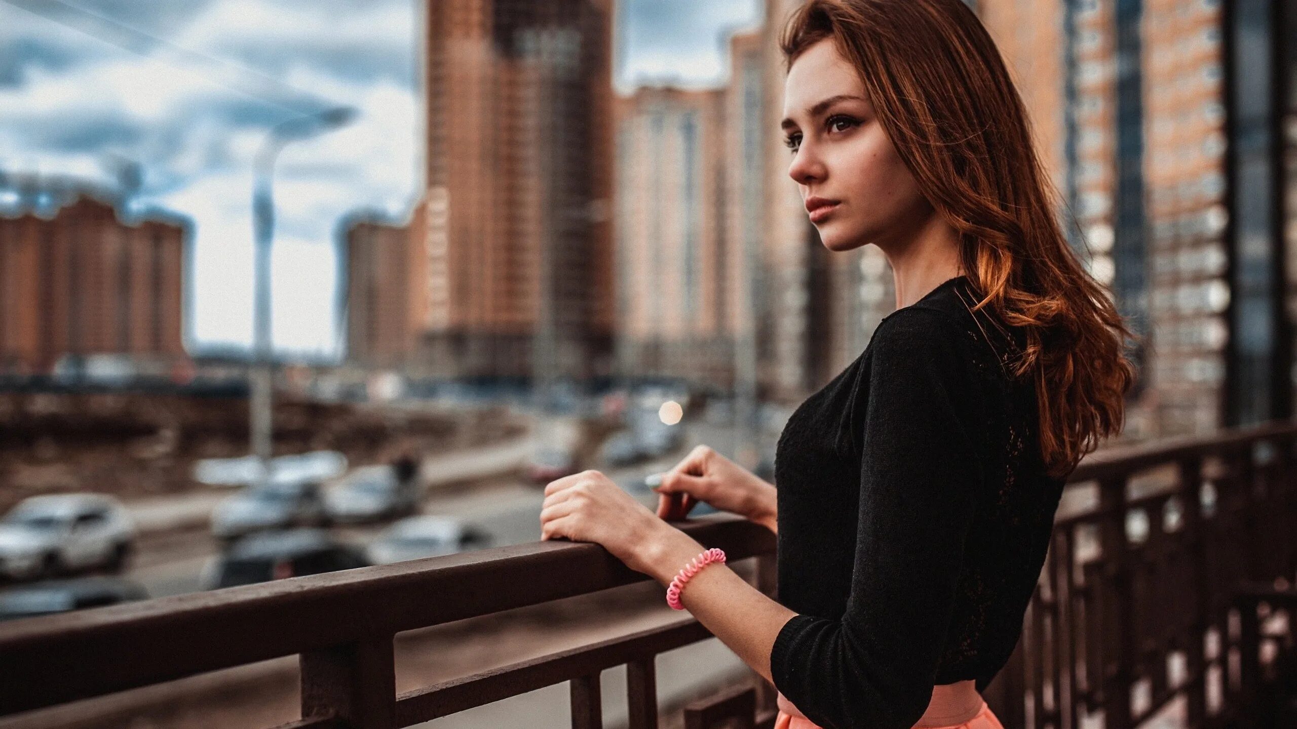 Фотосессия на улицах города. Стильная девушка в городе. Фотосессия на улицах города. Анастасия щеглова 2022. Фотосессия в городе девушка.