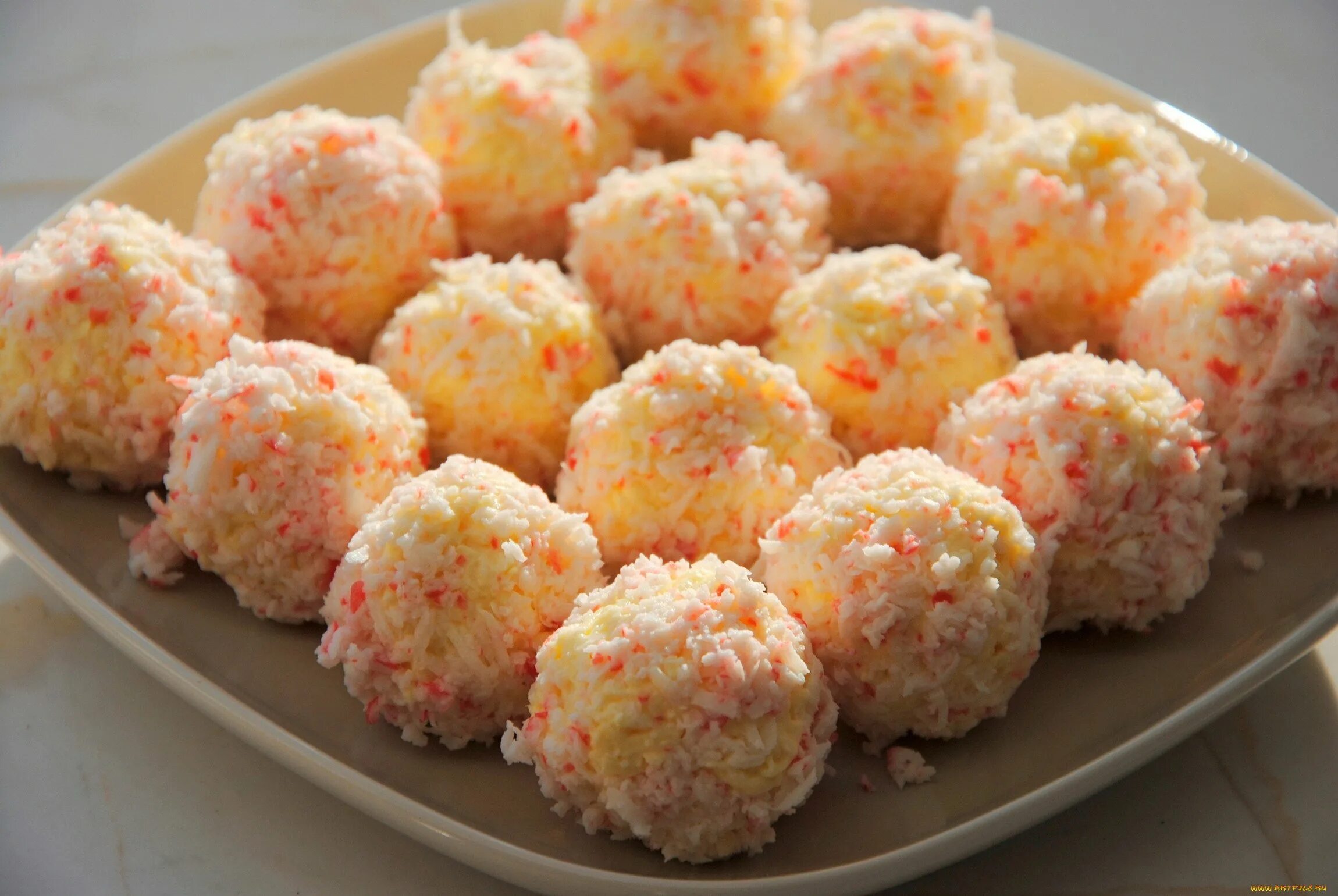 рафаэлло из крабовых палочек ингредиенты. закуска сырные шарики рафаэлло. крабовая закуска рафаэлло. закусочные шарики с крабом. крабовое рафаэлло на вилках.