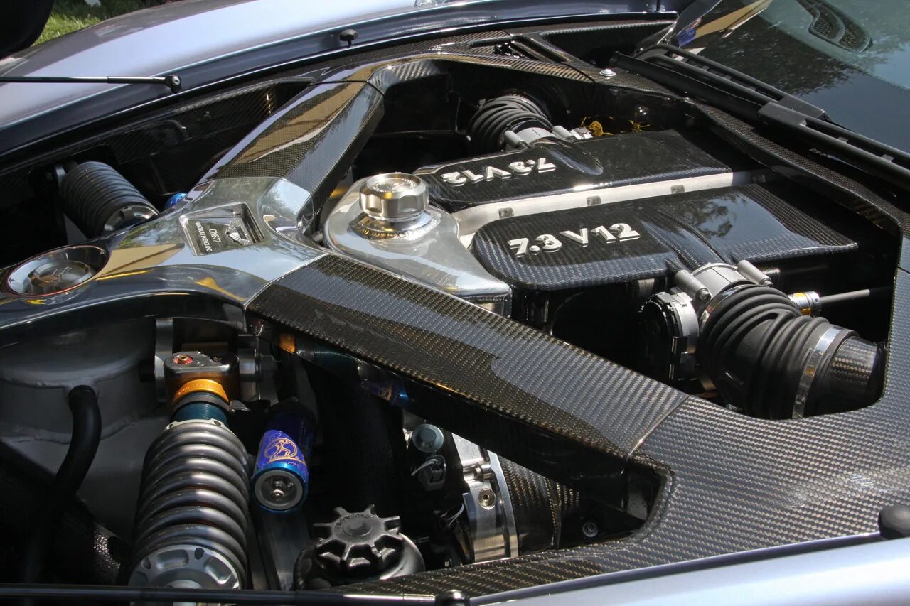 Aston Martin one-77 engine. Aston Martin one-77 двигатель. Aston Martin v12 engine.