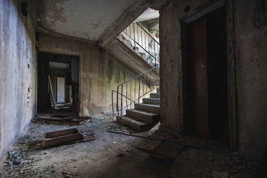 заброшенная лестница.