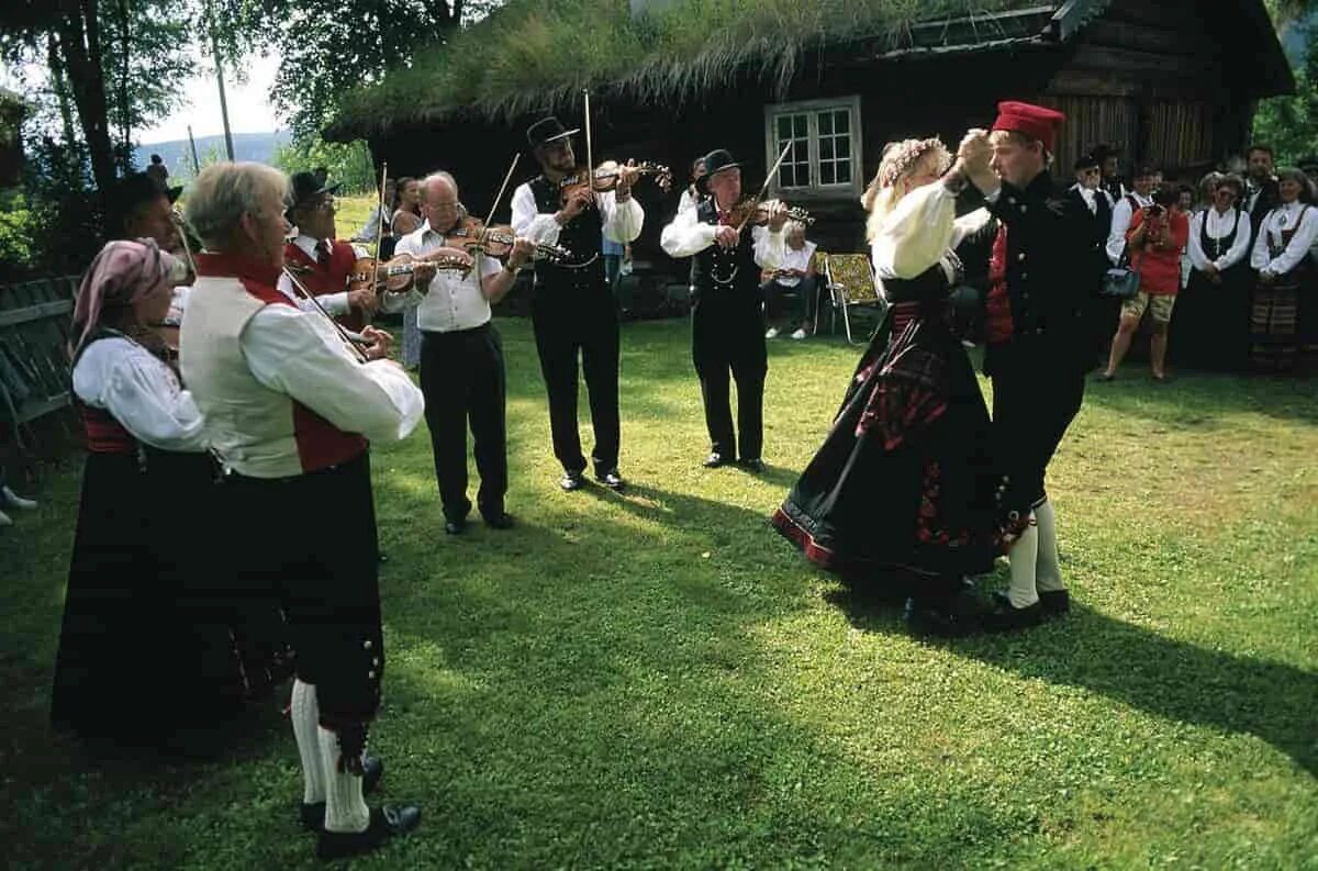 Норвегия халлинг григ. Музыкальный фольклор норвегии. Национальный танец норвегии спрингар. Гангар танец норвегии. Культура норвегии.