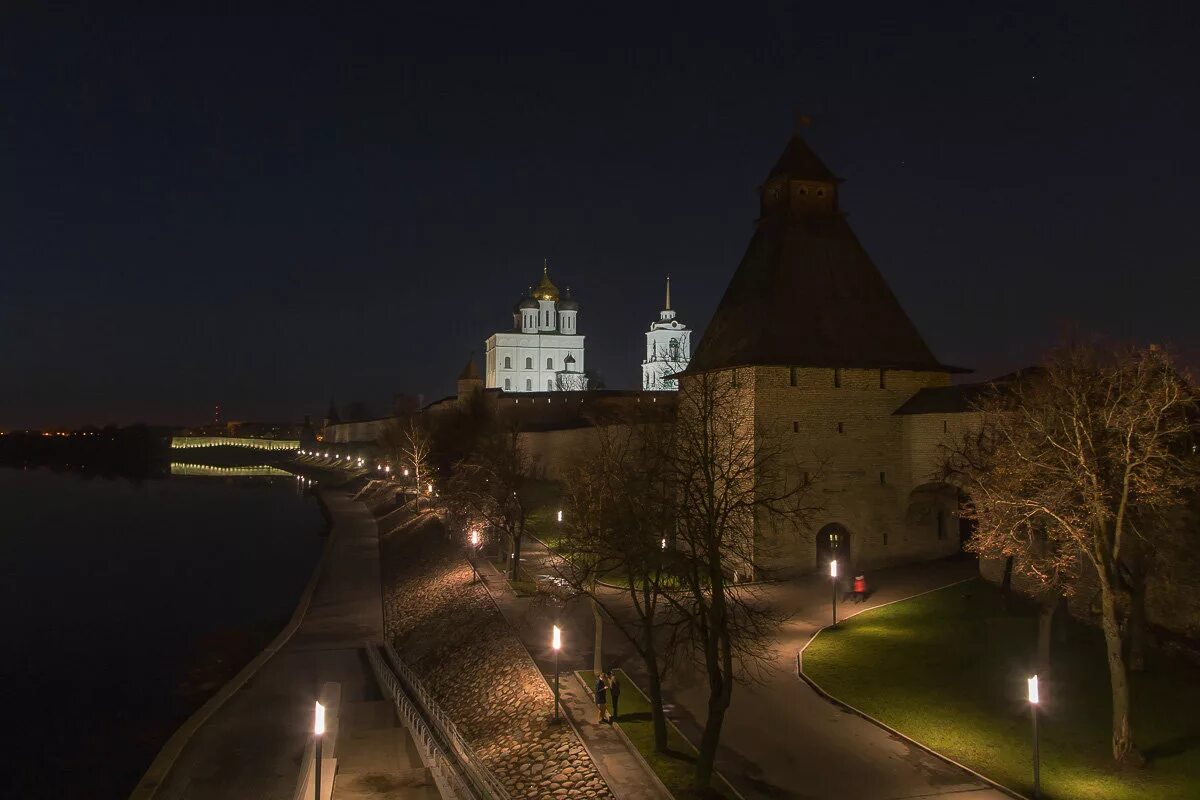 Ssduik pskov. Набережная Псков ночью. Псков добрый вечер Псков. Вечерняя набережная в Пскове. Весенний Псковский Кремль.