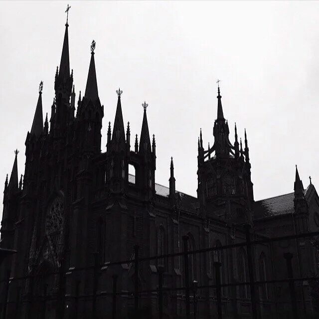 Готическая площадь. Готическая архитектура dark aesthetic. Викторианская готика архитектура арт. Николаевский костёл киев. Готическая площадь.