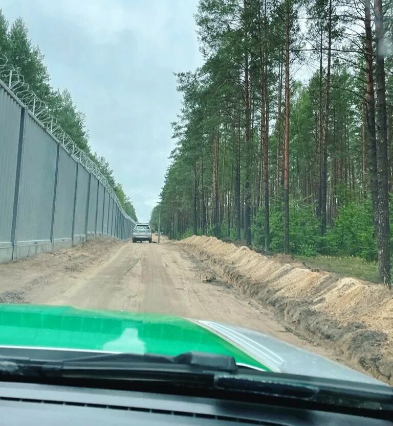 Сколько стоят на границе польша. Забор на границе польши и белоруссии. стена на границе польши и белоруссии. стена на границе с беларусью. стена в польше.