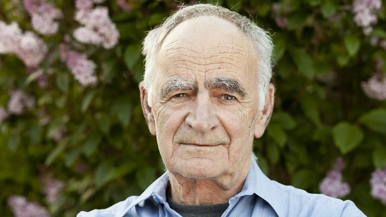 дедушка 80 лет. лицо пожилого человека. дедушка в осеннем парке. дедушка. интеллигентный дедушка.