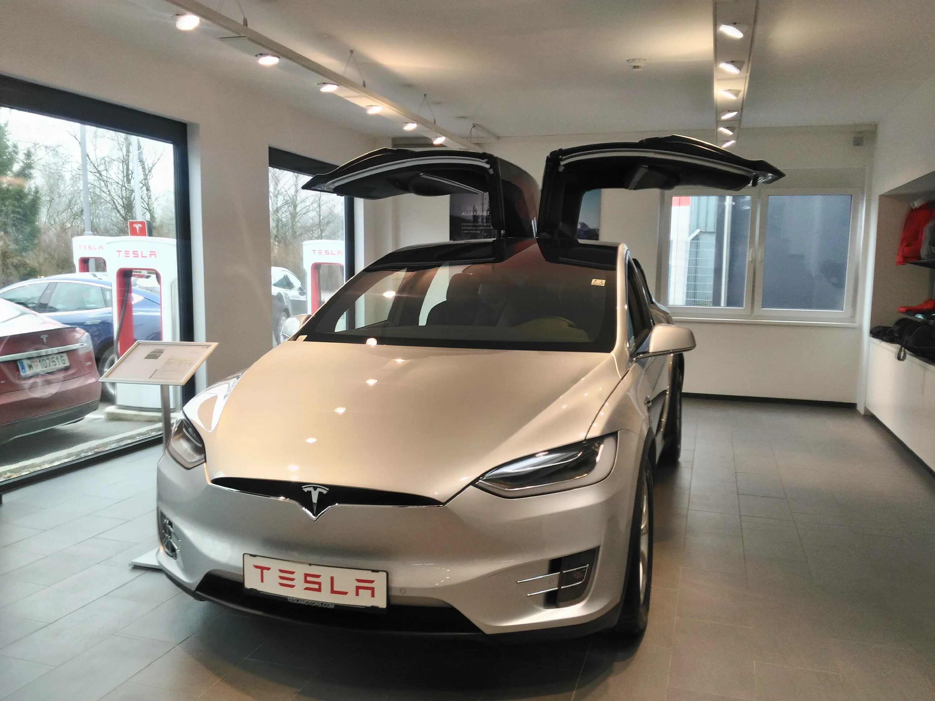 Тесла новая в россии. Электромобиль Тесла. Tesla model x 2023. Тесла а969ао977. Тесла у813км797.