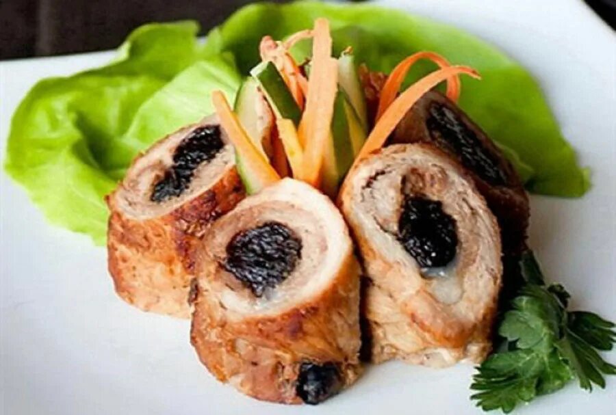Рулет из свинины с черносливом. Рулет из курицы с черносливом. Куриный рулет с черносливом и грецким орехом. Рулет из индейки с черносливом. Куриный рулет с черносливом и сыром.