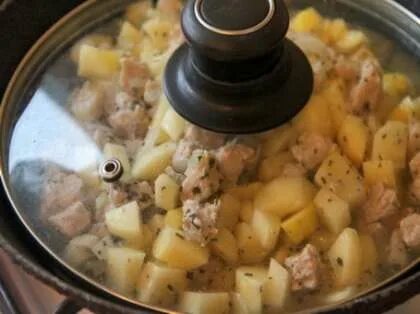 Картошка с мясом на плите тушить