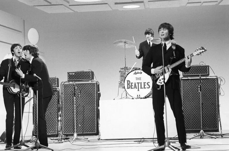 Радио битлз. Группа the beatles 60х. битлз 1965. группа битлз на сцене. битлз шоу эда салливана.