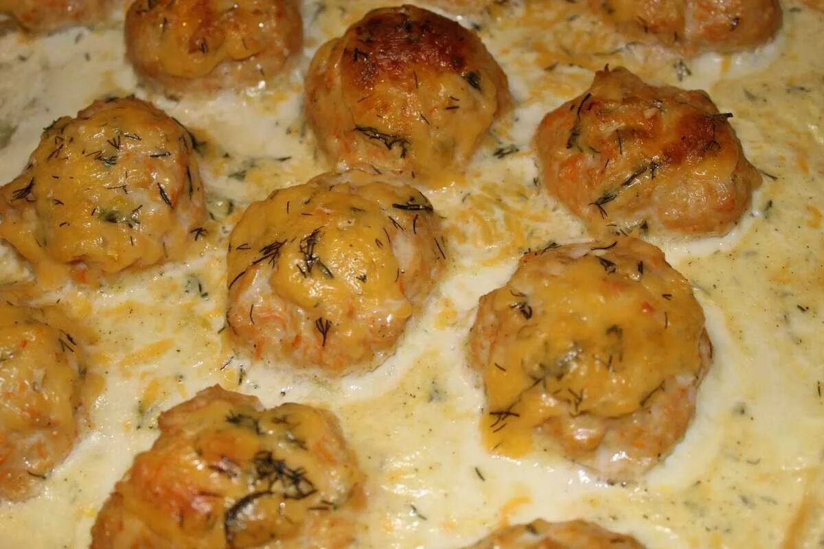 Фрикадельки со сметаной в духовке. Тефтельки в сливочном соусе. Фрикадельки с рисом с подливкой. Фрикадельки со сметаной на сковороде. Куриные фрикадельки в сливочном соусе.